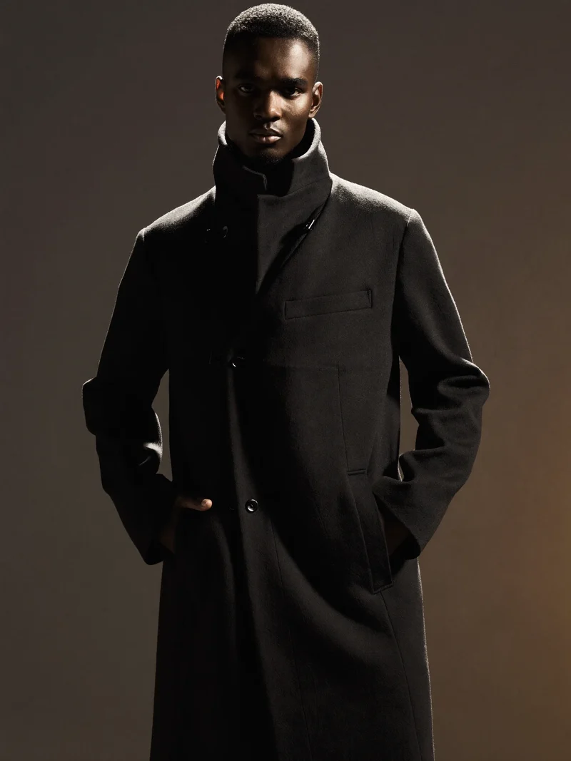 Studio illustrato di un cappotto asimmetrico in lana antracite